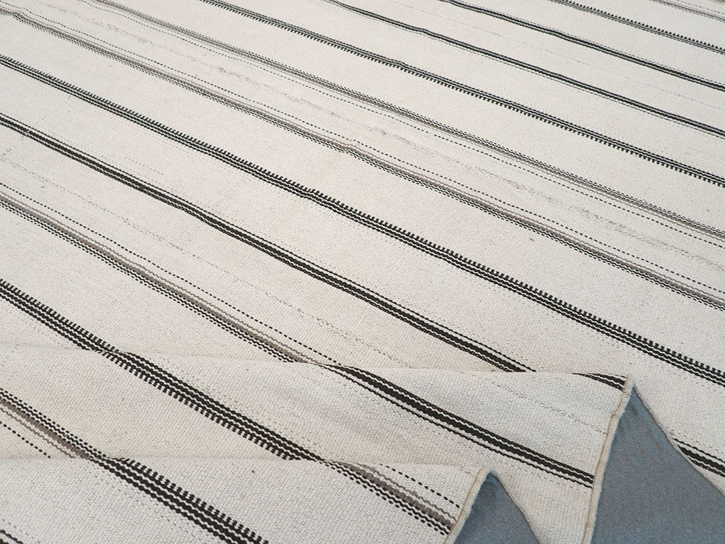 Vintage Persian Flatweave Kilim Room Size Carpet, No.32455 - Galerie Shabab