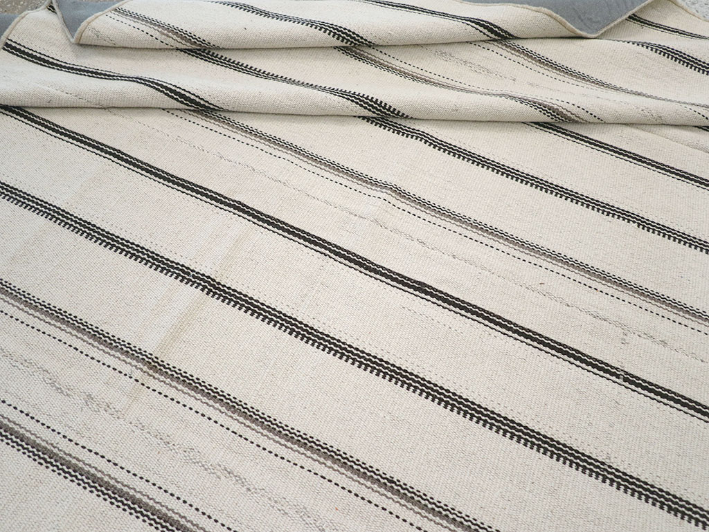 Vintage Persian Flatweave Kilim Room Size Carpet, No.32455 - Galerie Shabab