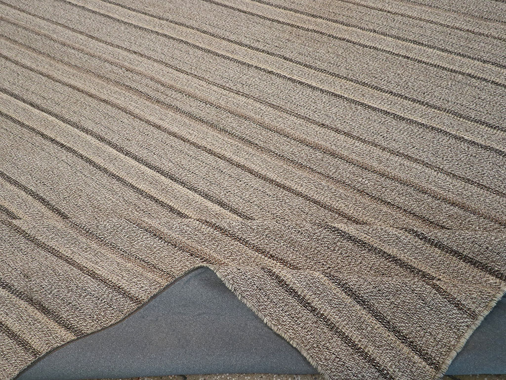 Modern Turkish Flatweave Kilim Room Size Carpet, No.32457 - Galerie Shabab