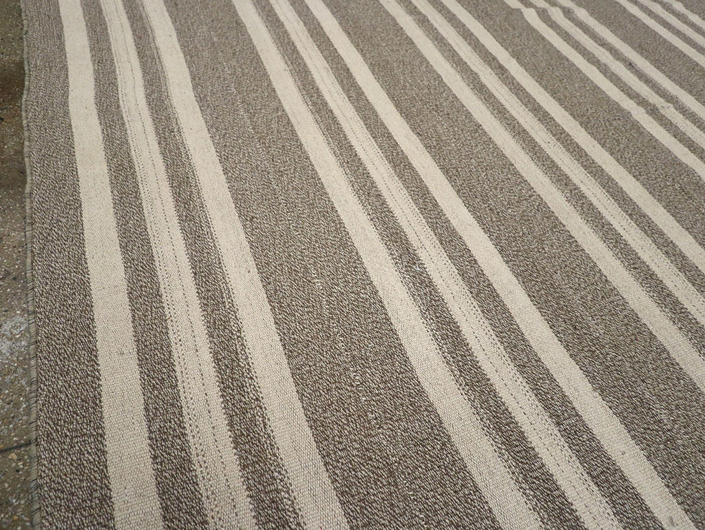 Modern Turkish Flatweave Kilim Room Size Carpet, No.32458 - Galerie Shabab