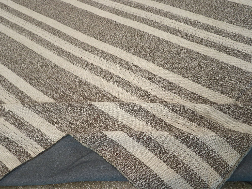 Modern Turkish Flatweave Kilim Room Size Carpet, No.32458 - Galerie Shabab