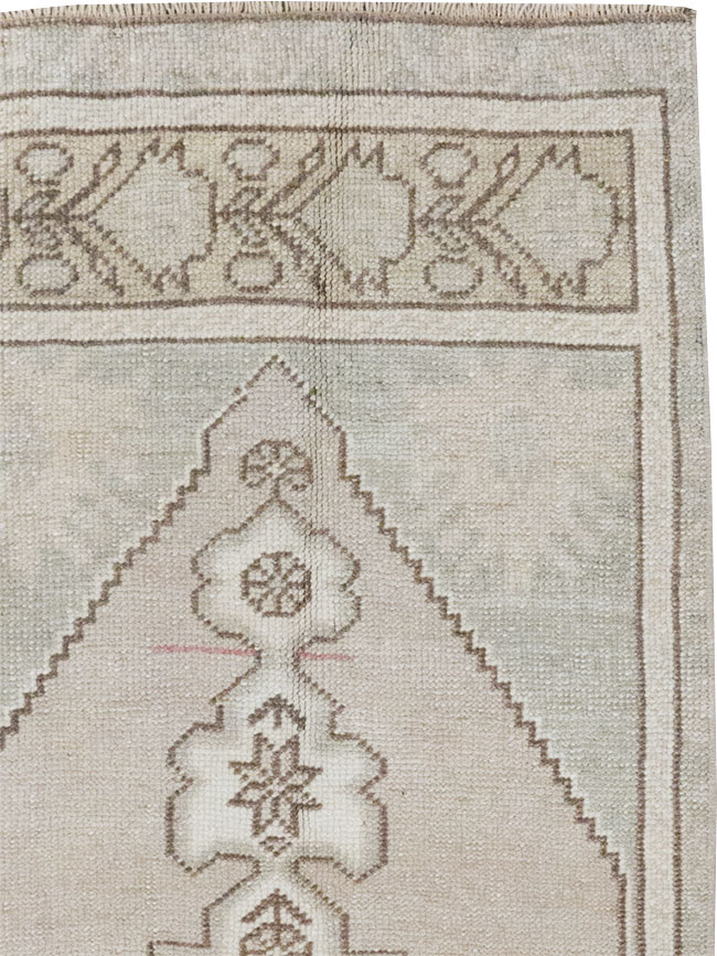 Vintage Turkish Oushak Throw Rug, No.32490 - Galerie Shabab