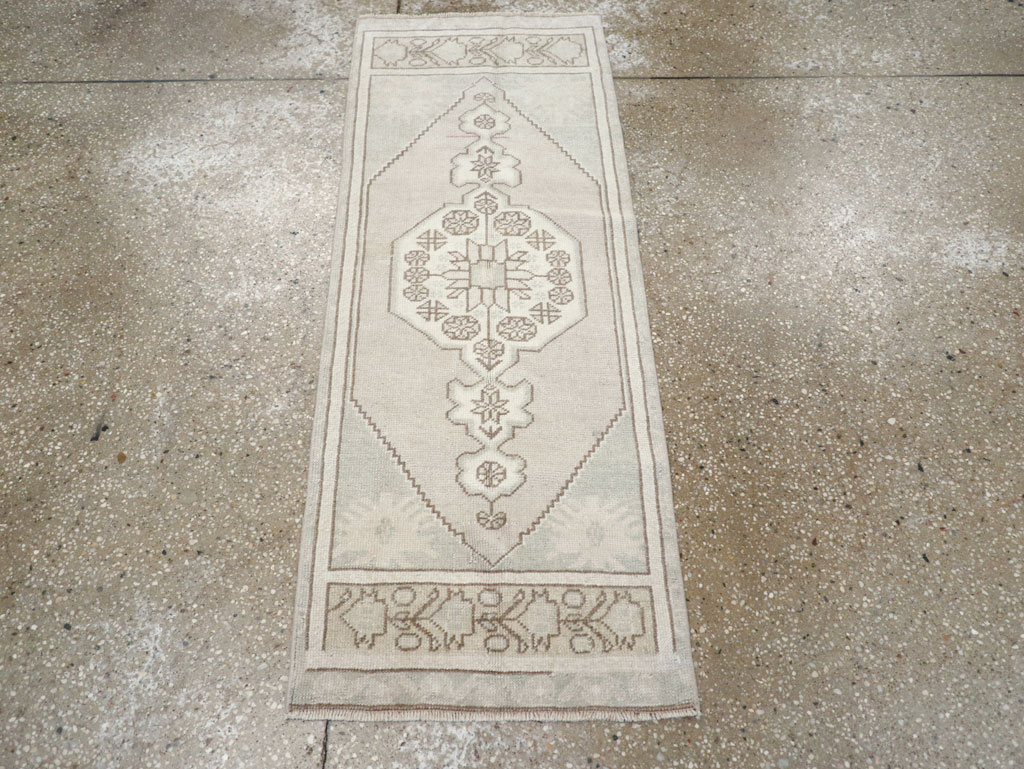 Vintage Turkish Oushak Throw Rug, No.32490 - Galerie Shabab