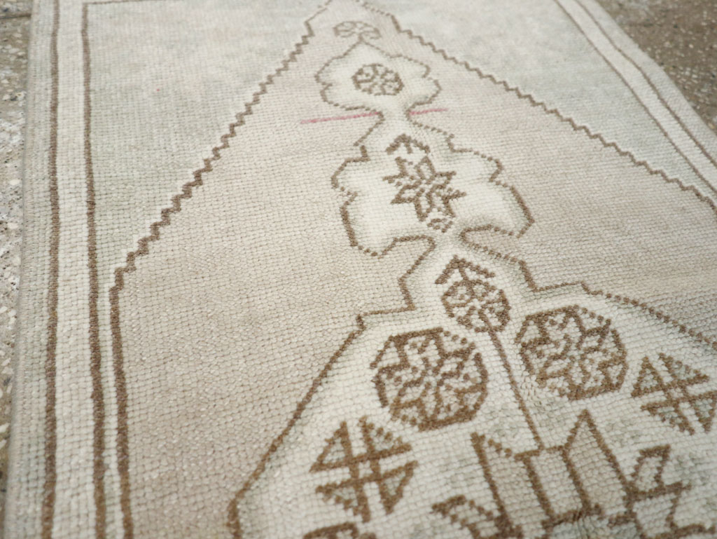 Vintage Turkish Oushak Throw Rug, No.32490 - Galerie Shabab