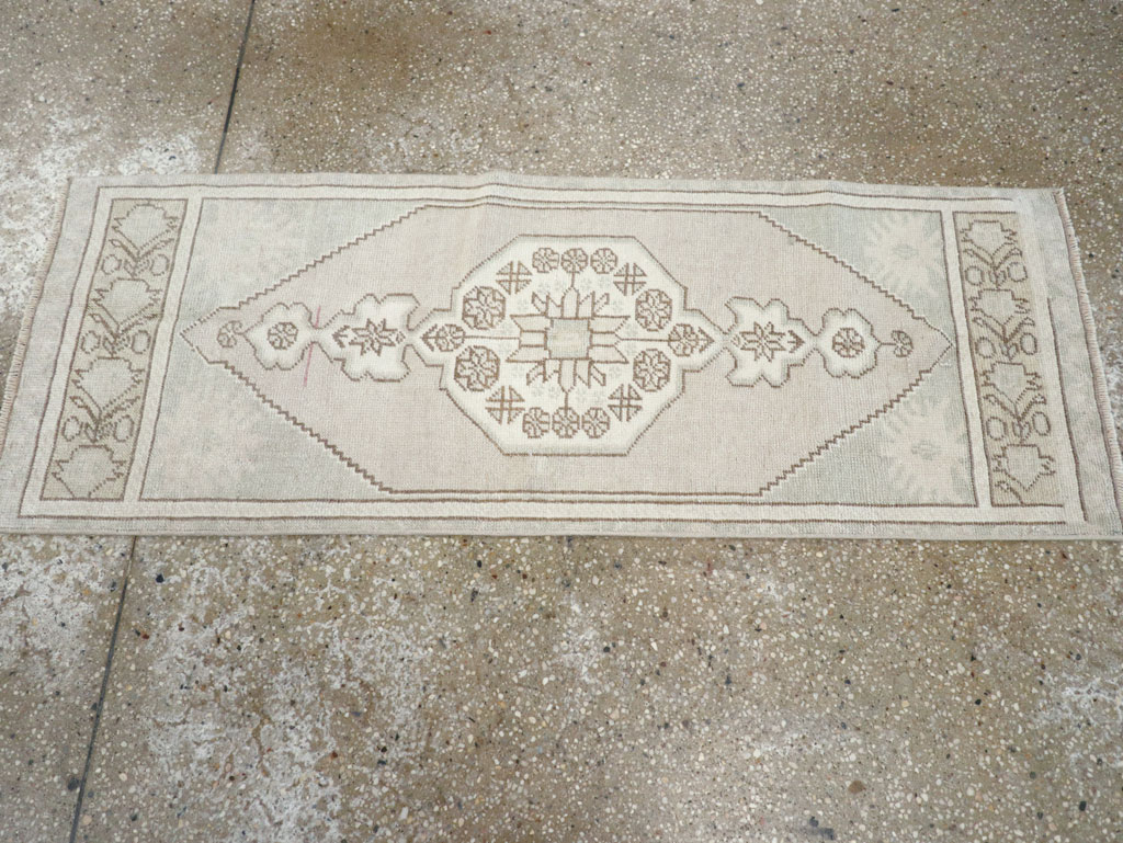 Vintage Turkish Oushak Throw Rug, No.32490 - Galerie Shabab