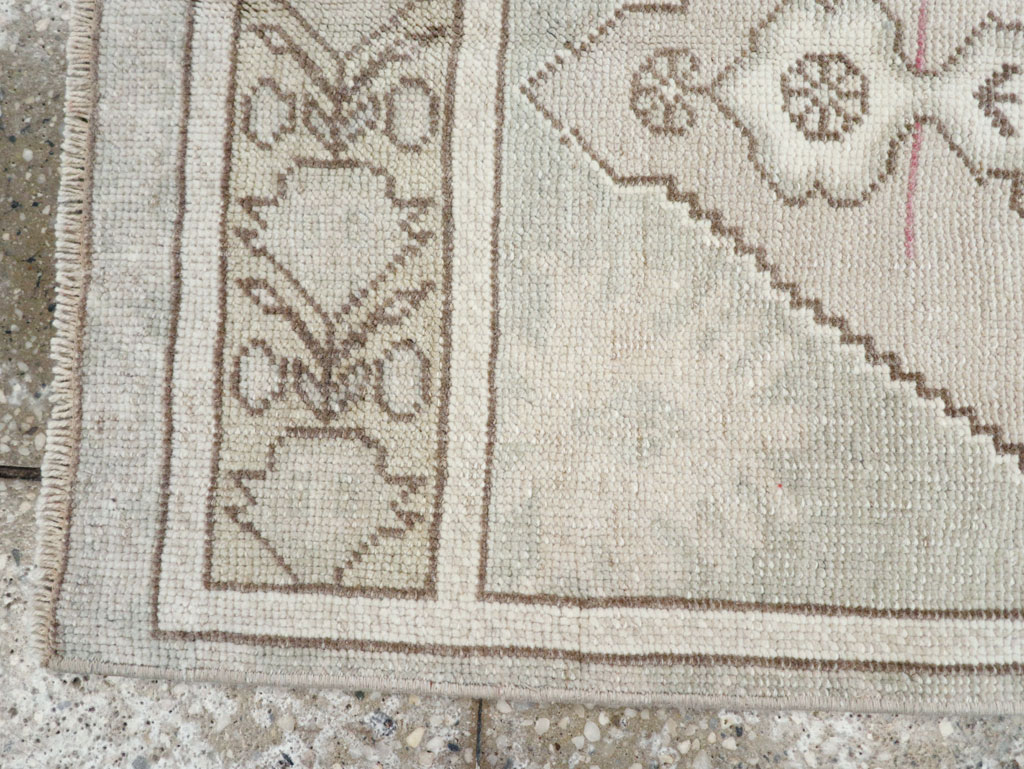 Vintage Turkish Oushak Throw Rug, No.32490 - Galerie Shabab