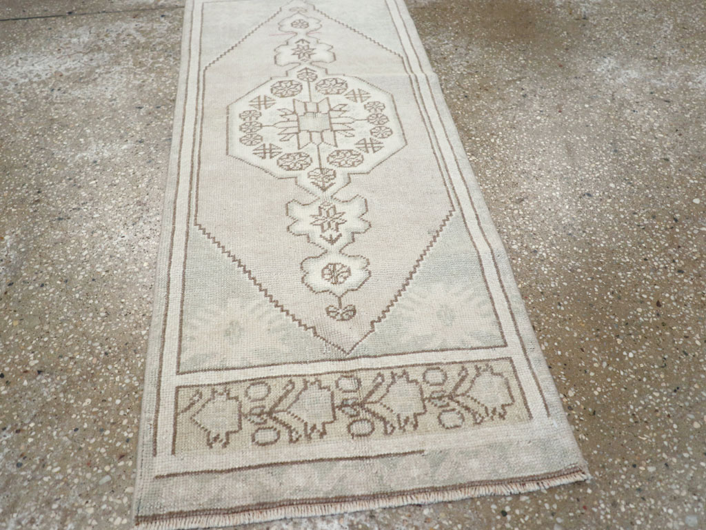 Vintage Turkish Oushak Throw Rug, No.32490 - Galerie Shabab