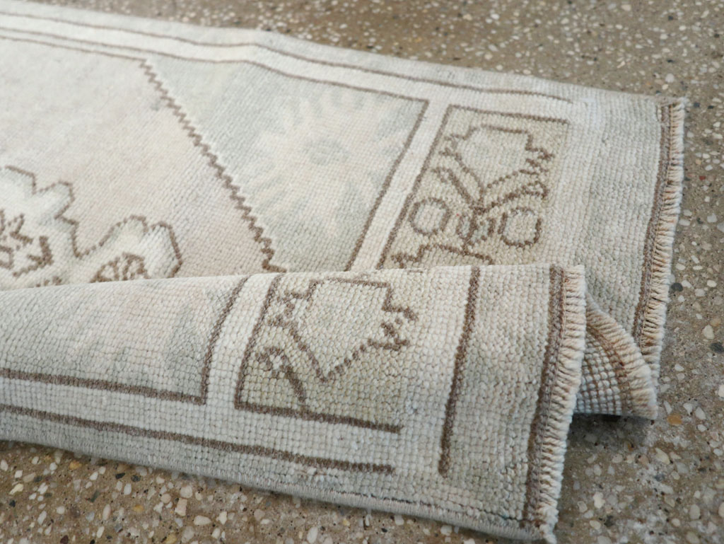 Vintage Turkish Oushak Throw Rug, No.32490 - Galerie Shabab