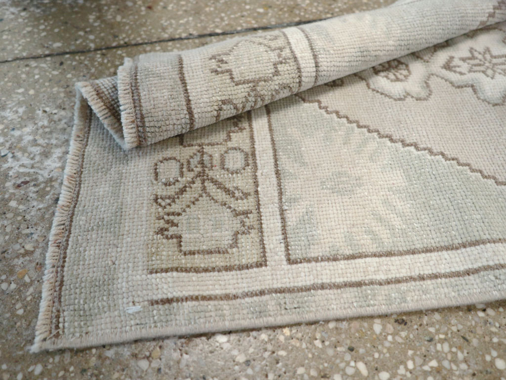 Vintage Turkish Oushak Throw Rug, No.32490 - Galerie Shabab