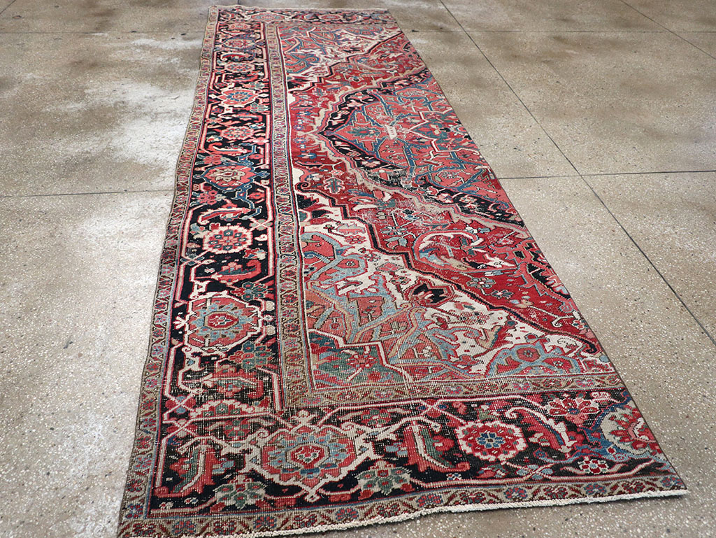 Antique Persian Heriz Rug, No.32492 - Galerie Shabab