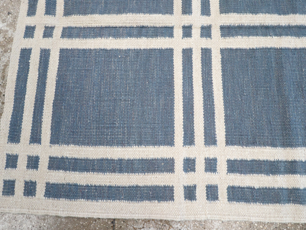 Swedish Inspired Contemporary Turkish Flatweave Accent Rug, No.32505 - Galerie Shabab