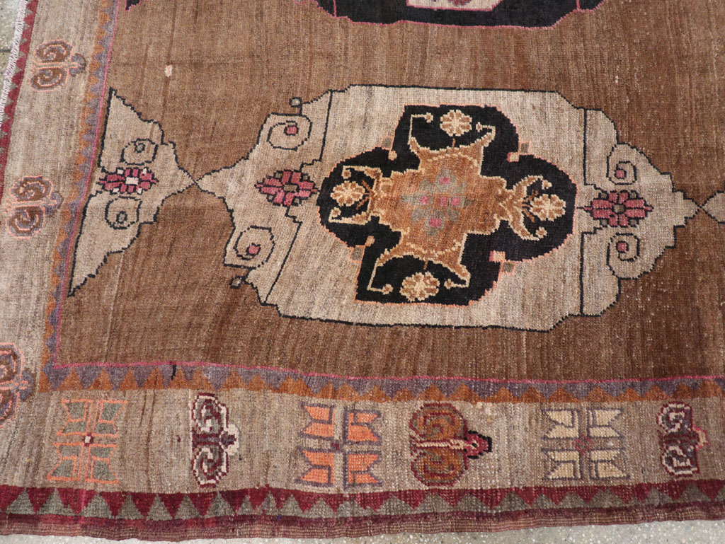 Vintage Turkish Anatolian Room Size Carpet, No.32507 - Galerie Shabab