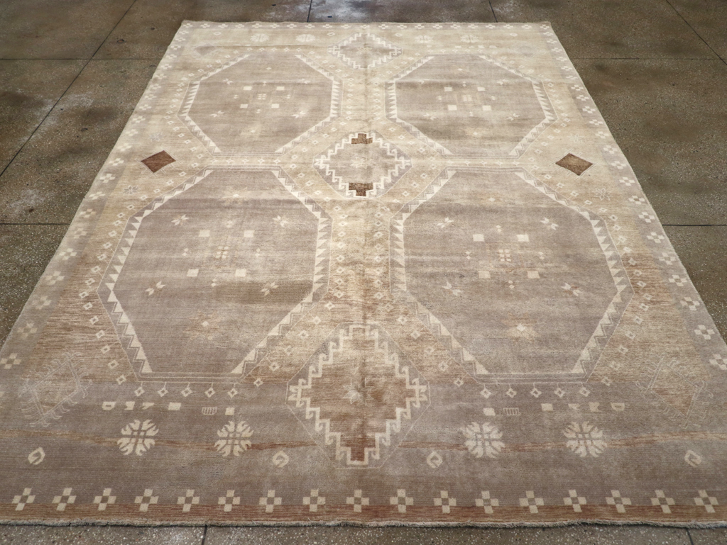 Modern Turkish Anatolian Room Size Carpet, No.32517 - Galerie Shabab