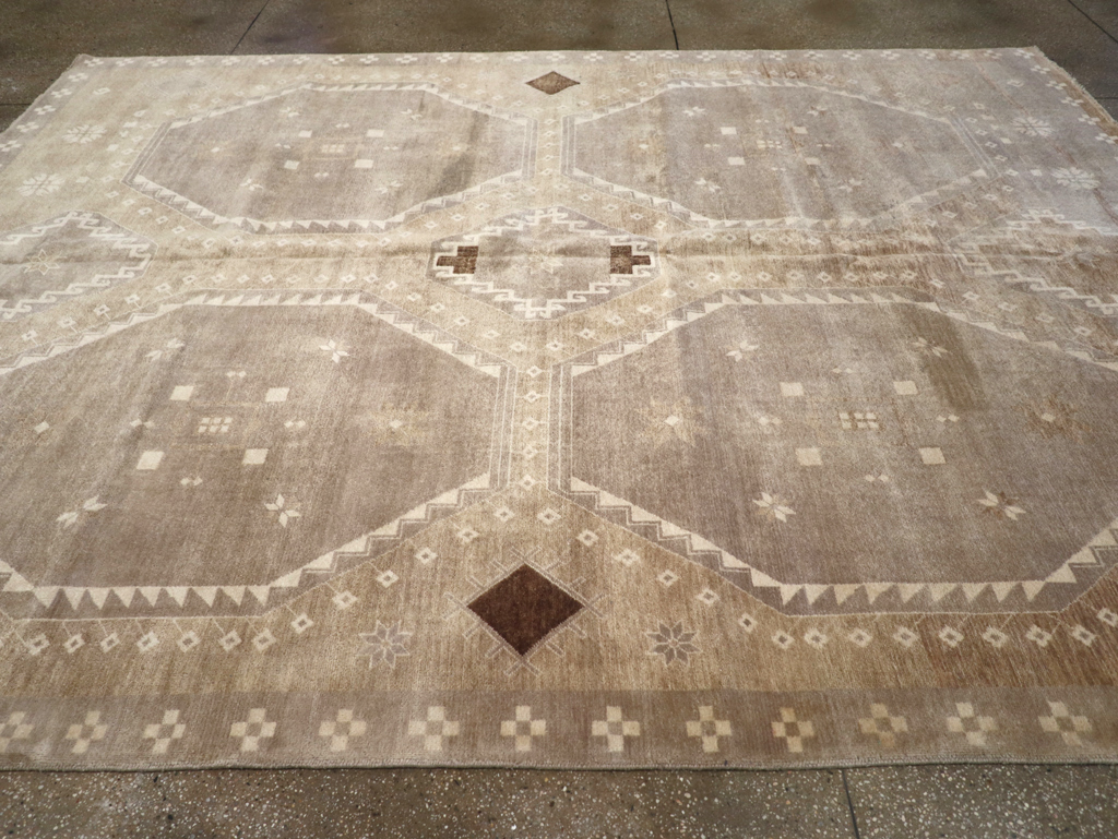 Modern Turkish Anatolian Room Size Carpet, No.32517 - Galerie Shabab