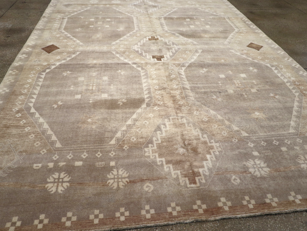 Modern Turkish Anatolian Room Size Carpet, No.32517 - Galerie Shabab