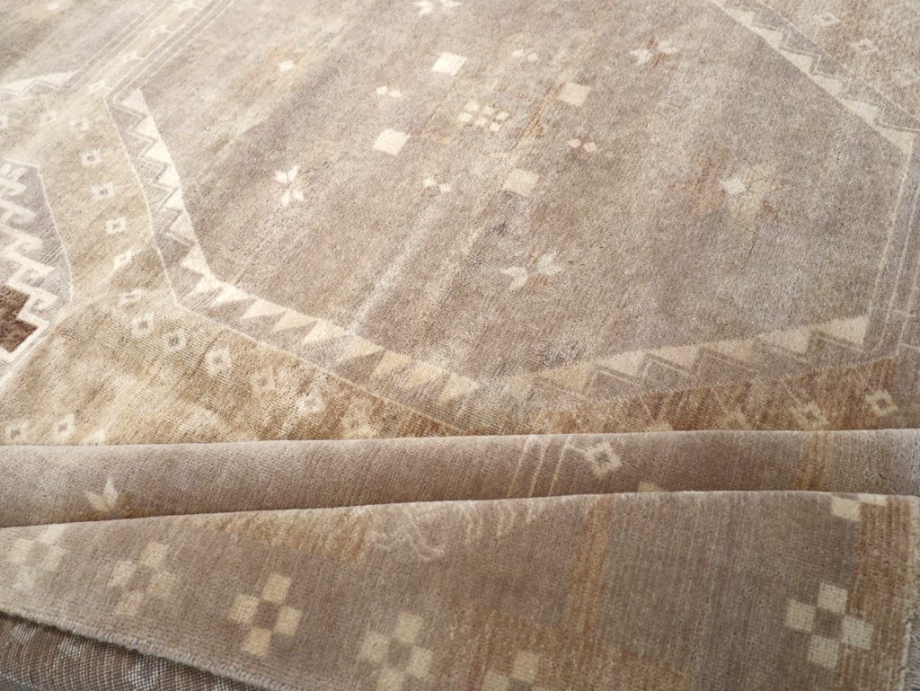 Modern Turkish Anatolian Room Size Carpet, No.32517 - Galerie Shabab