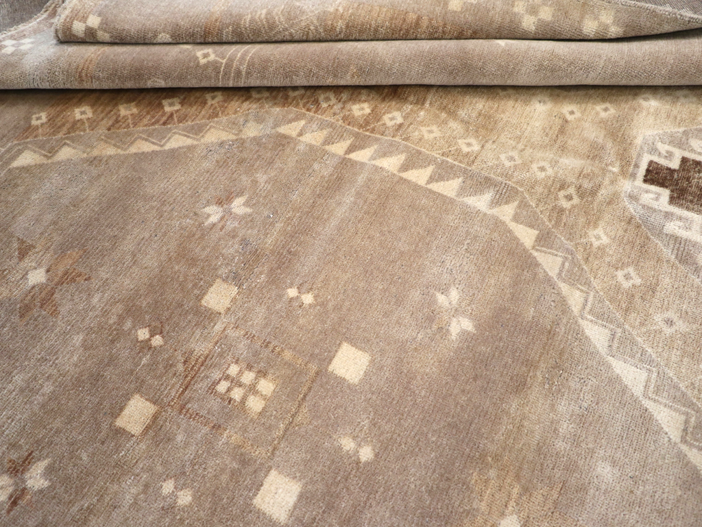 Modern Turkish Anatolian Room Size Carpet, No.32517 - Galerie Shabab