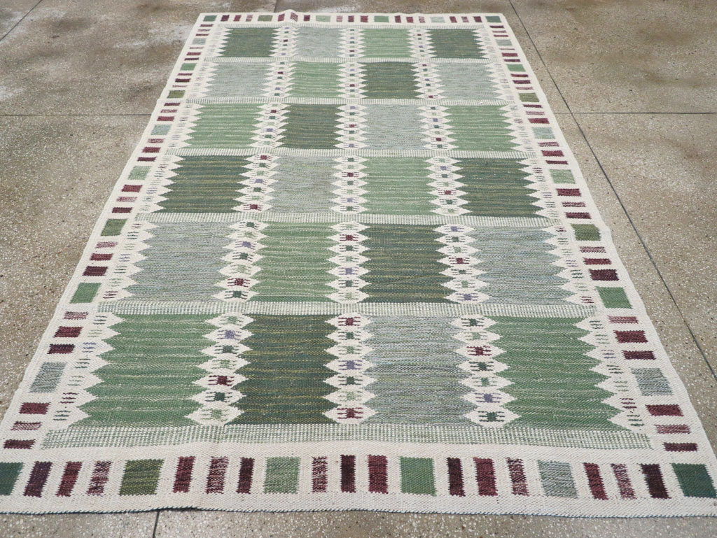 Swedish Inspired Contemporary Turkish Kilim Accent Rug, No.32522 - Galerie Shabab
