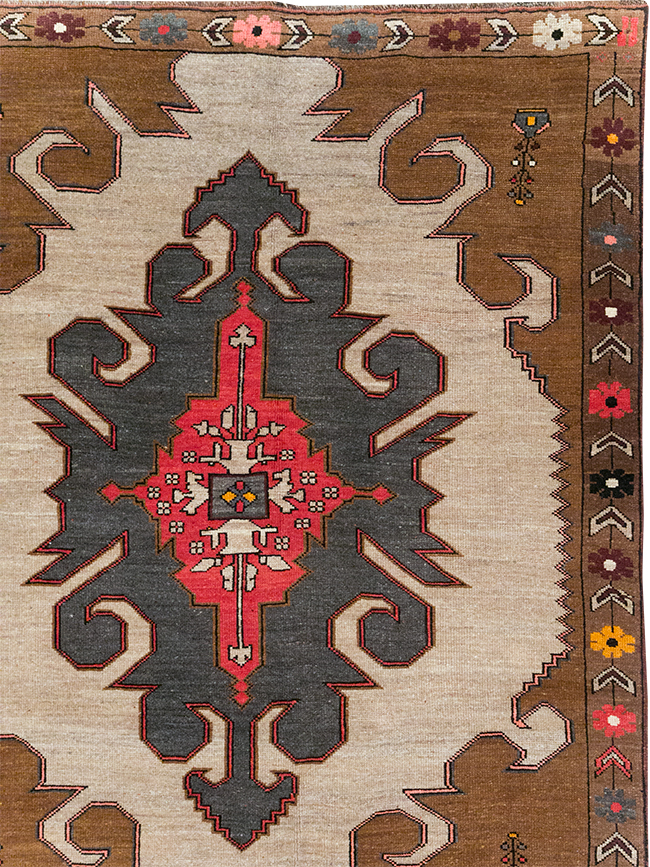 Vintage Turkish Anatolian Room Size Carpet, No.32587 - Galerie Shabab