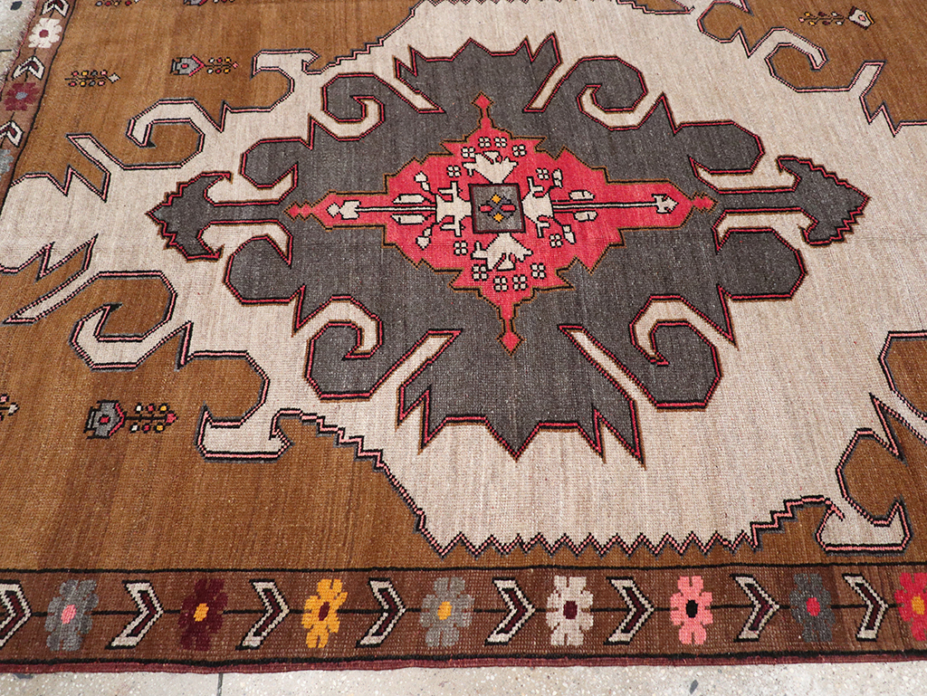 Vintage Turkish Anatolian Room Size Carpet, No.32587 - Galerie Shabab