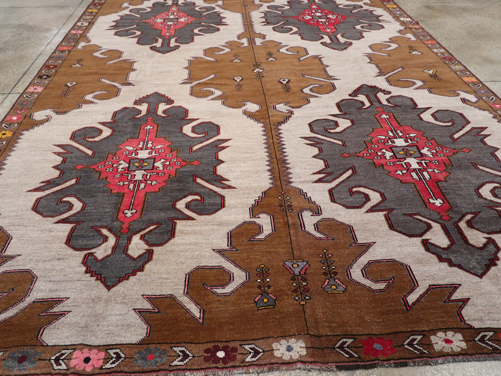 Vintage Turkish Anatolian Room Size Carpet, No.32587 - Galerie Shabab