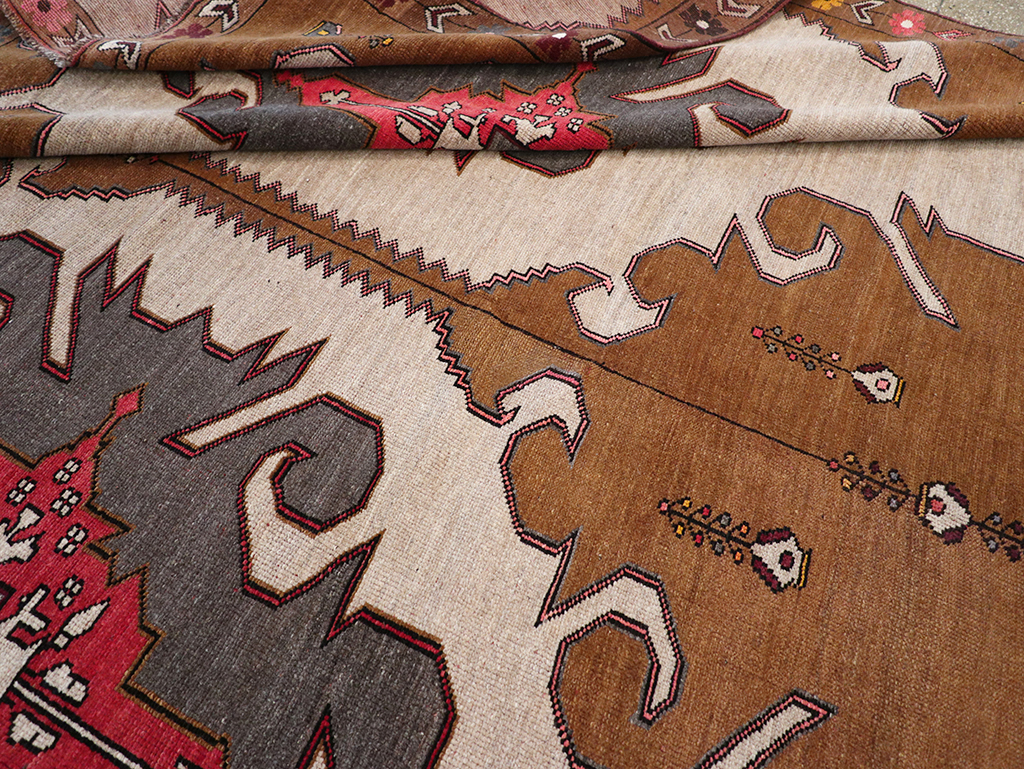 Vintage Turkish Anatolian Room Size Carpet, No.32587 - Galerie Shabab