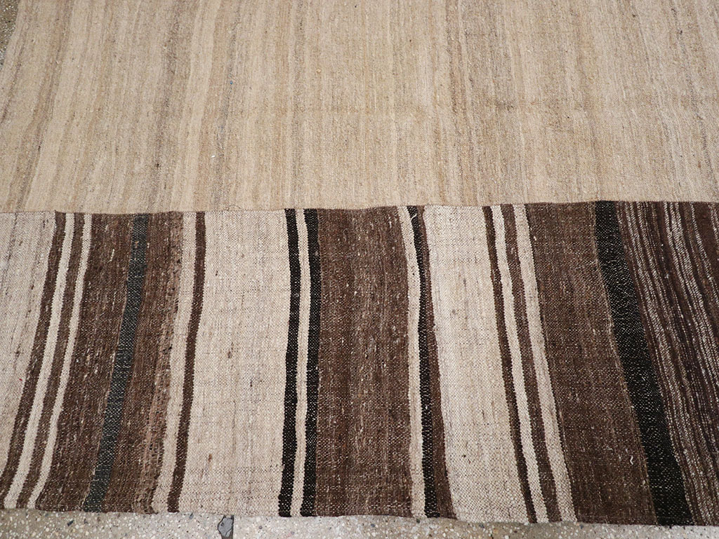 Vintage Persian Flatweave Kilim Room Size Carpet, No.32591 - Galerie Shabab