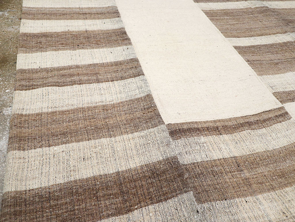 Vintage Turkish Flatweave Kilim Room Size Carpet, No.32594 - Galerie Shabab