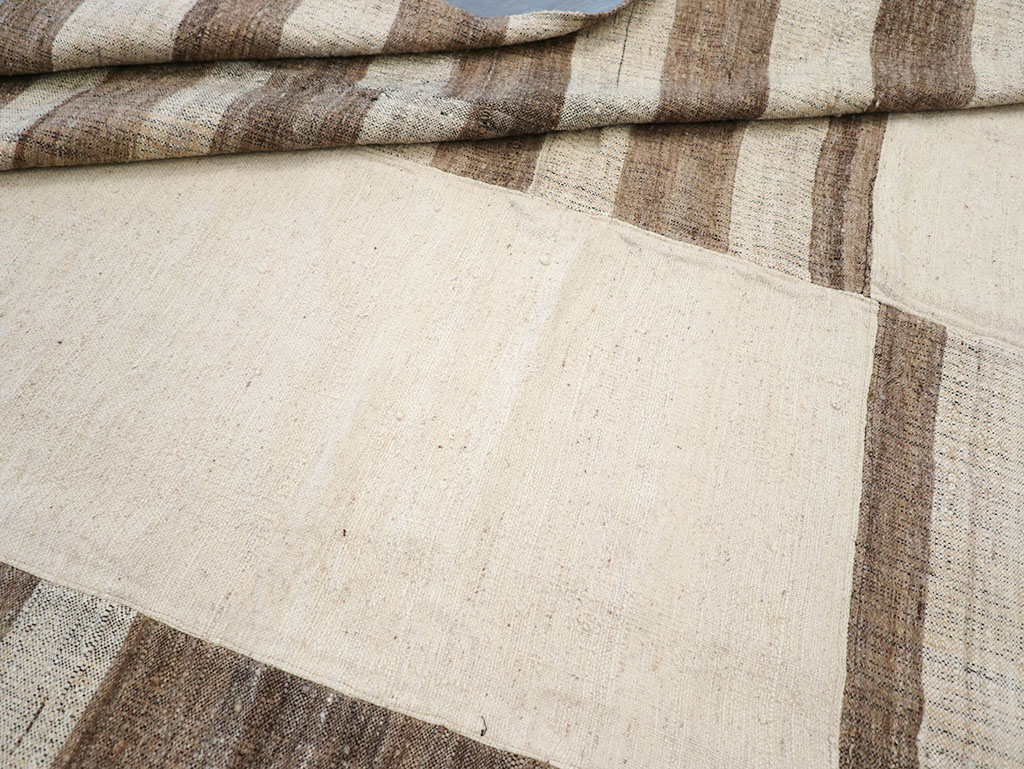 Vintage Persian Flatweave Kilim Room Size Carpet, No.32594 - Galerie Shabab