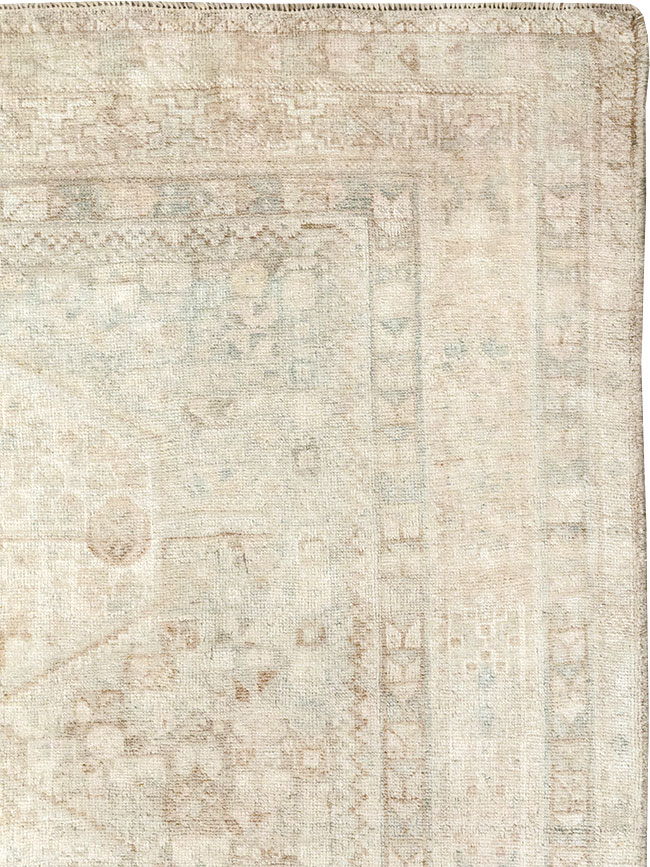 Vintage Persian Shiraz Accent Rug, No.32598 - Galerie Shabab