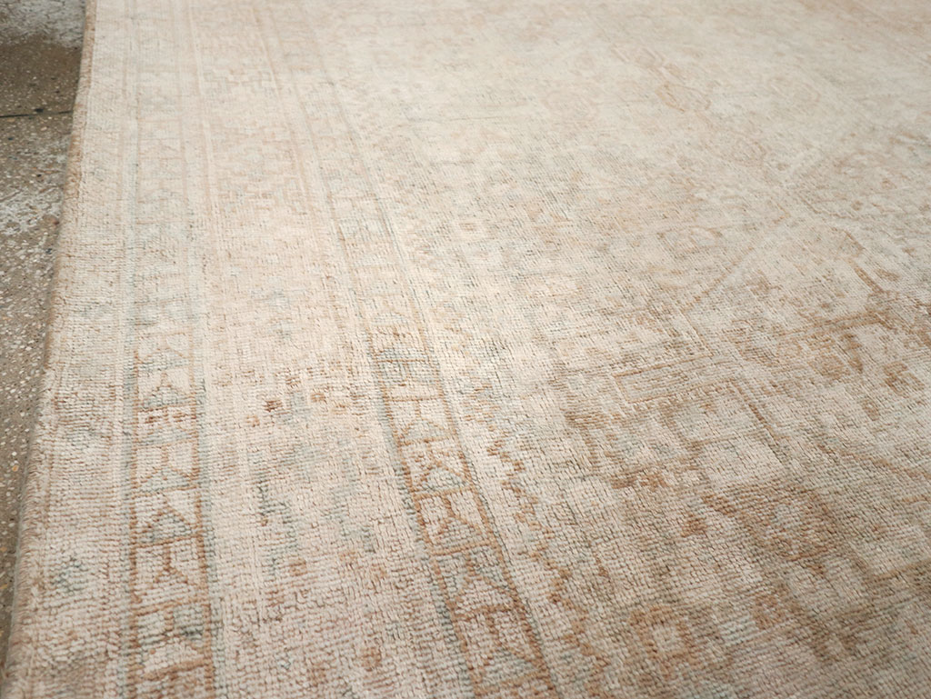 Vintage Persian Shiraz Accent Rug, No.32598 - Galerie Shabab
