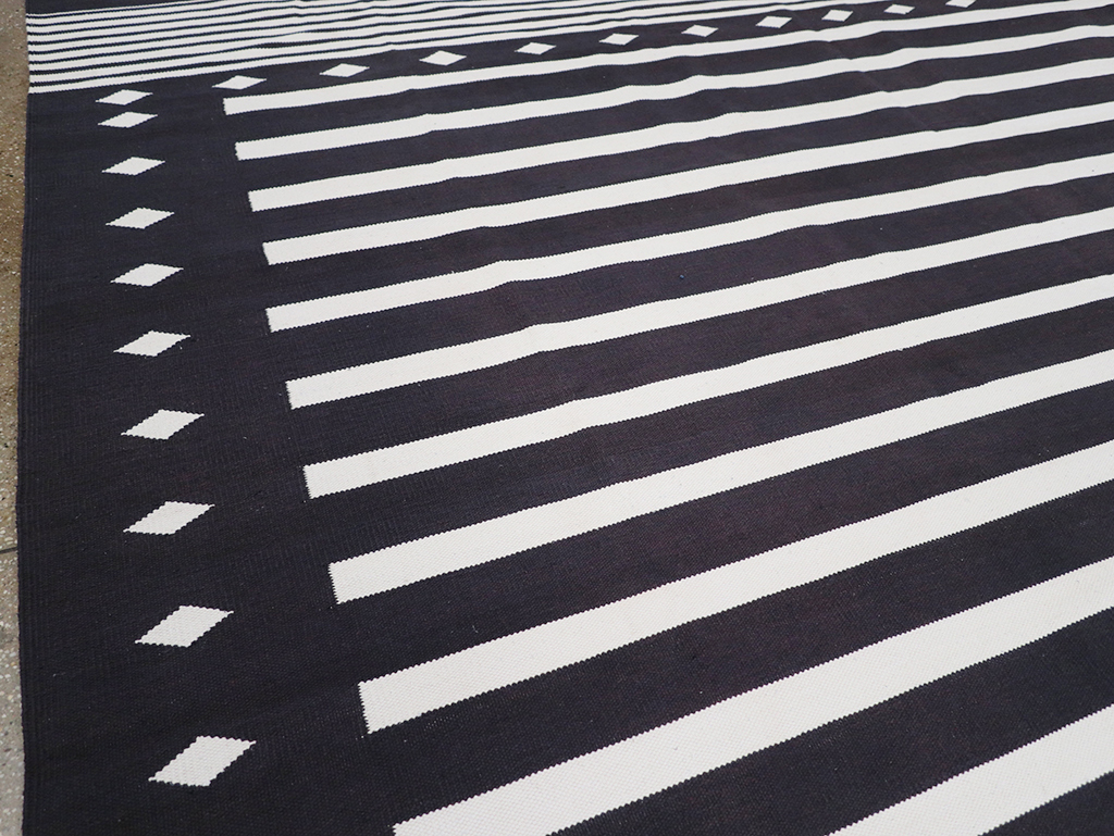 Modern Indian Flatweave Dhurrie Large Carpet, No.32612 - Galerie Shabab