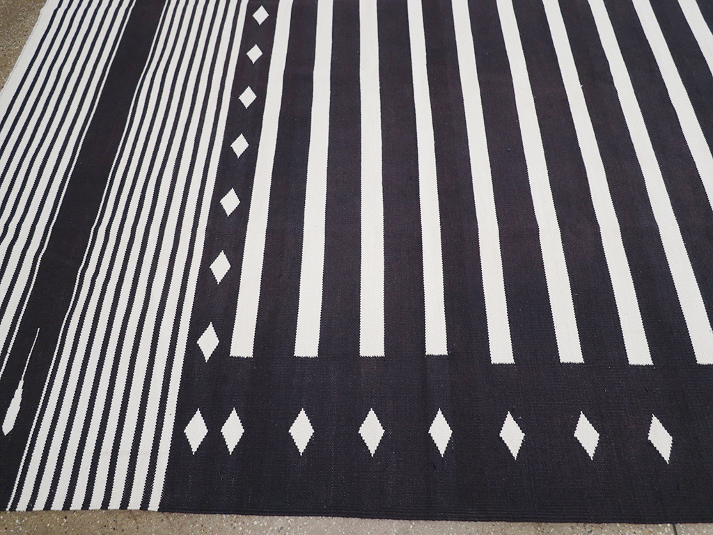 Modern Indian Flatweave Dhurrie Large Carpet, No.32612 - Galerie Shabab