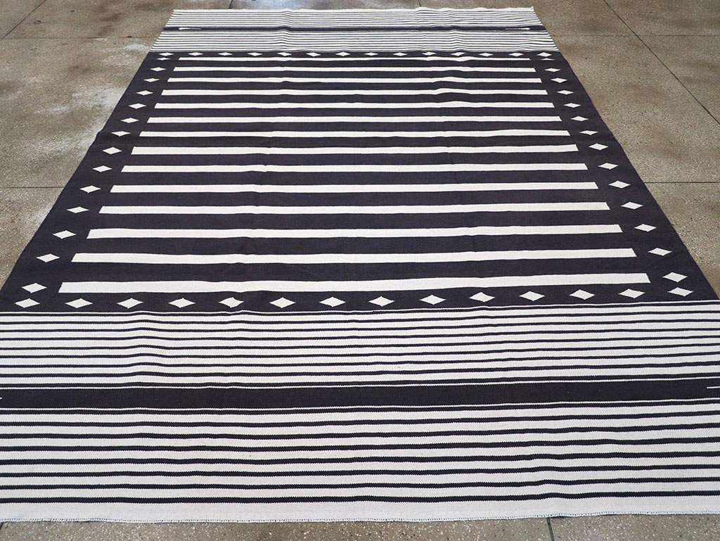 Modern Indian Flatweave Dhurrie Room Size Carpet, No.32613 - Galerie Shabab