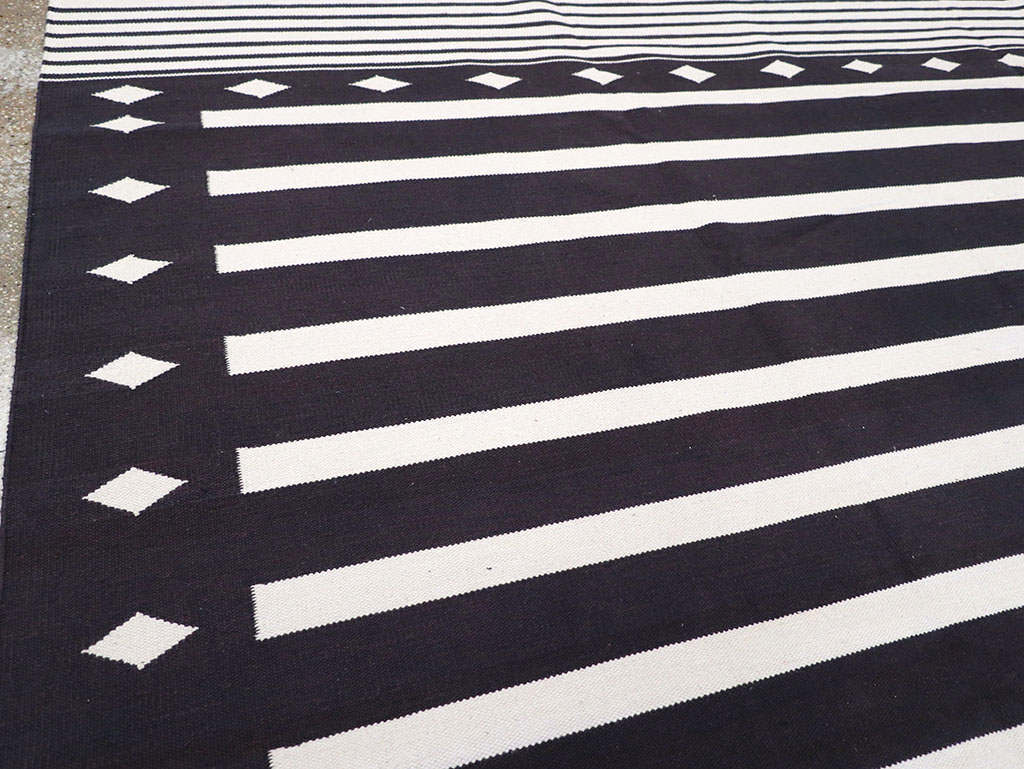 Modern Indian Flatweave Dhurrie Room Size Carpet, No.32613 - Galerie Shabab