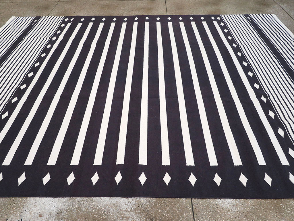 Modern Indian Flatweave Dhurrie Room Size Carpet, No.32613 - Galerie Shabab