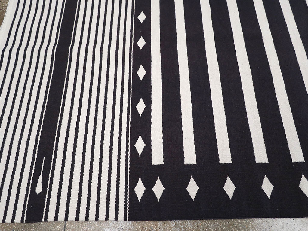 Modern Indian Flatweave Dhurrie Room Size Carpet, No.32613 - Galerie Shabab