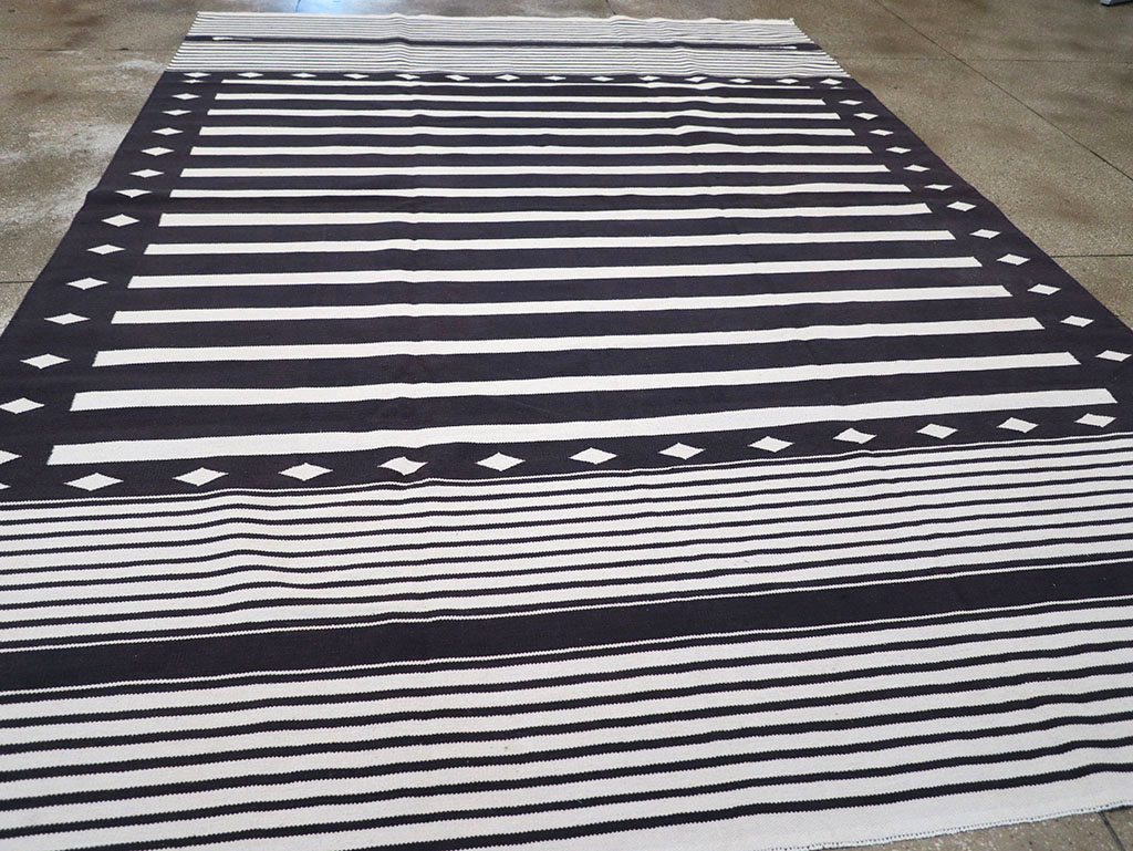 Modern Indian Flatweave Dhurrie Room Size Carpet, No.32613 - Galerie Shabab