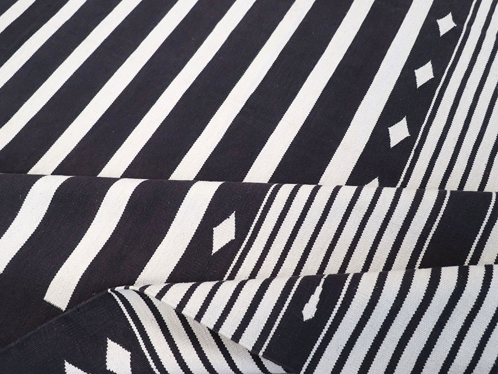 Modern Indian Flatweave Dhurrie Room Size Carpet, No.32613 - Galerie Shabab