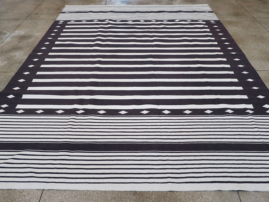 Modern Indian Flatweave Dhurrie Room Size Carpet, No.32616 - Galerie Shabab