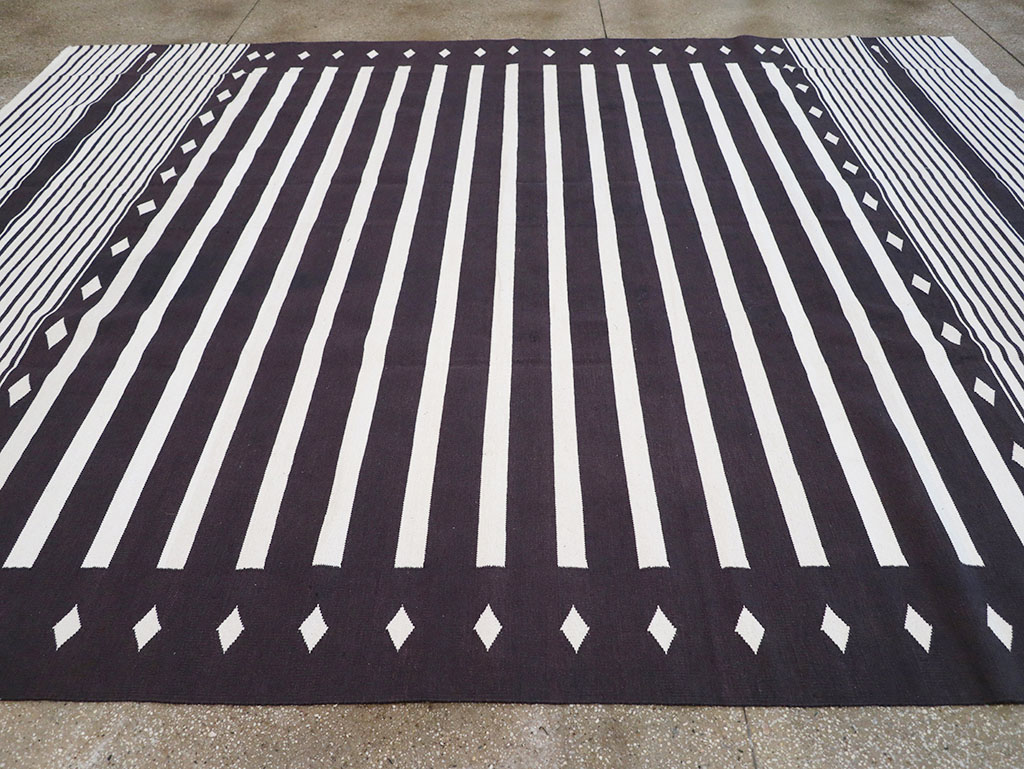 Modern Indian Flatweave Dhurrie Room Size Carpet, No.32616 - Galerie Shabab