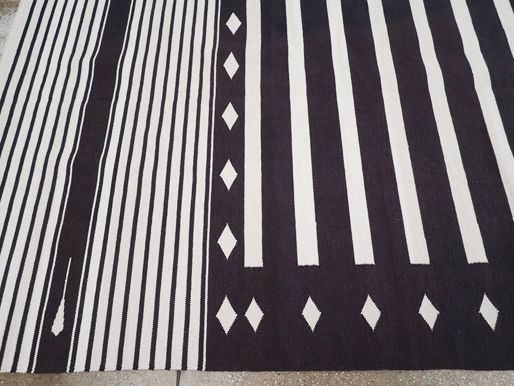 Modern Indian Flatweave Dhurrie Room Size Carpet, No.32616 - Galerie Shabab