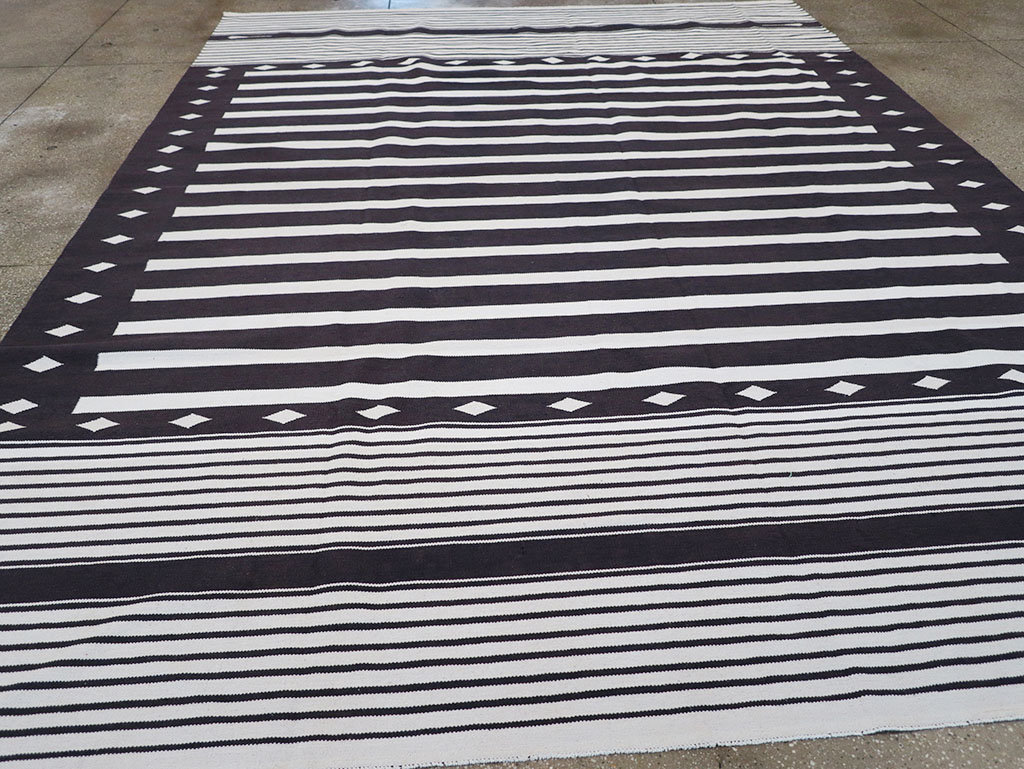 Modern Indian Flatweave Dhurrie Room Size Carpet, No.32616 - Galerie Shabab