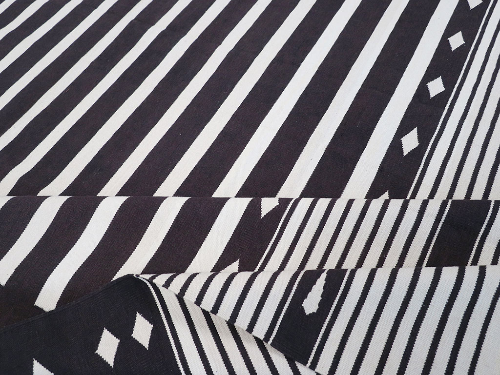 Modern Indian Flatweave Dhurrie Room Size Carpet, No.32616 - Galerie Shabab