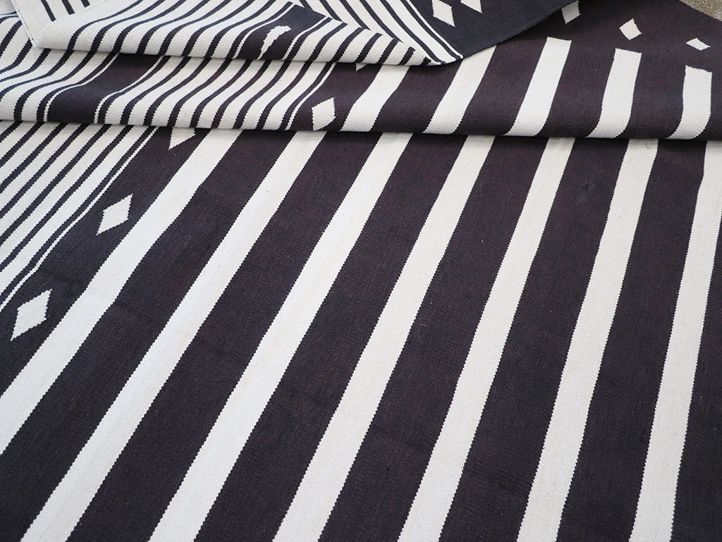 Modern Indian Flatweave Dhurrie Room Size Carpet, No.32616 - Galerie Shabab