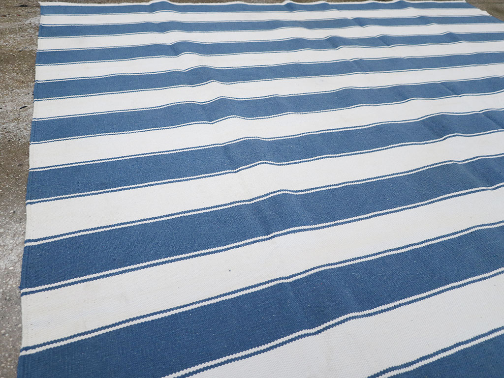 Modern Indian Flatweave Dhurrie Accent Carpet, No.32617 - Galerie Shabab