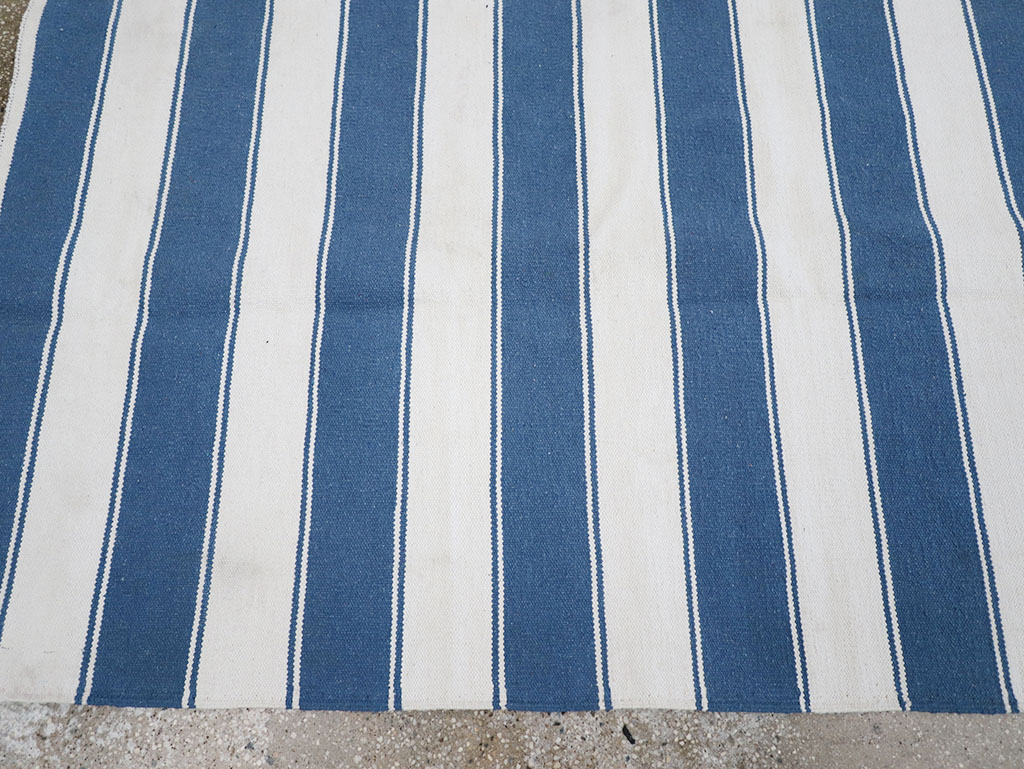 Modern Indian Flatweave Dhurrie Accent Carpet, No.32617 - Galerie Shabab