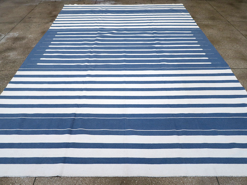 Modern Indian Flatweave Dhurrie Room Size Carpet, No.32618 - Galerie Shabab