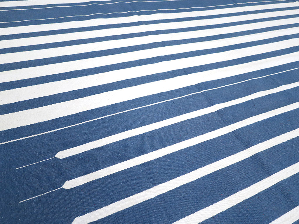 Modern Indian Flatweave Dhurrie Room Size Carpet, No.32618 - Galerie Shabab