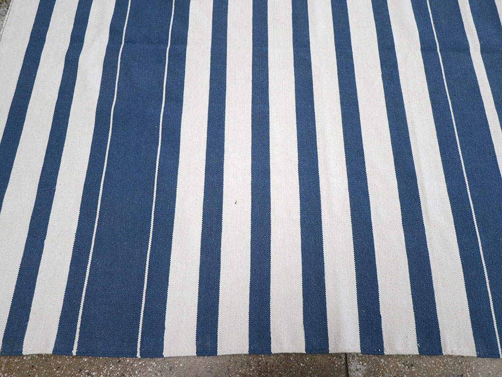 Modern Indian Flatweave Dhurrie Room Size Carpet, No.32618 - Galerie Shabab